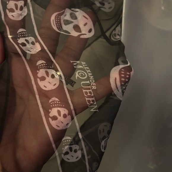 Alexander McQueen Scarf - Classic Silk Skull Scarf in Black - Picture 7 of 10